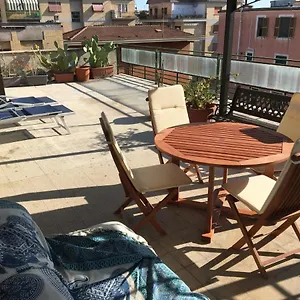 Sunny Attico Con Grande Terrazzo Apartamento